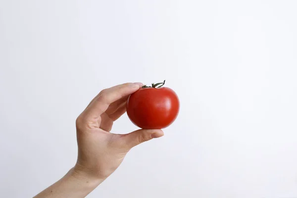 Mão Feminina Com Tomate Sobre Fundo Branco Luz Dia — Fotografia de Stock