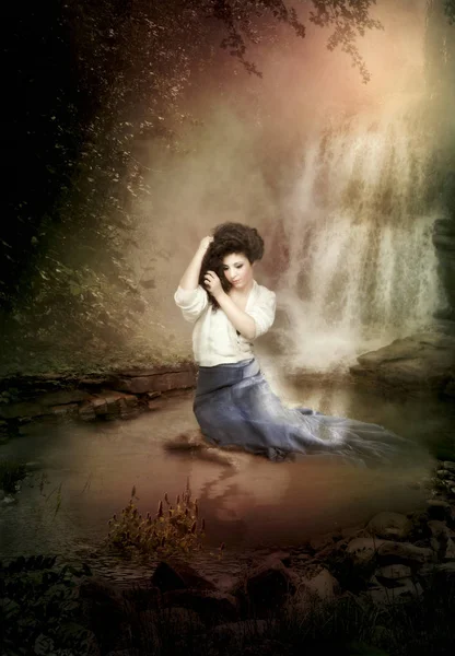 The girl near the waterfall — Stock Photo, Image