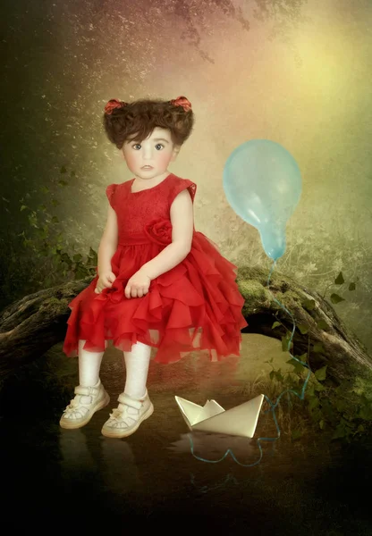 Κοριτσάκι με κόκκινο φόρεμα — Φωτογραφία Αρχείου