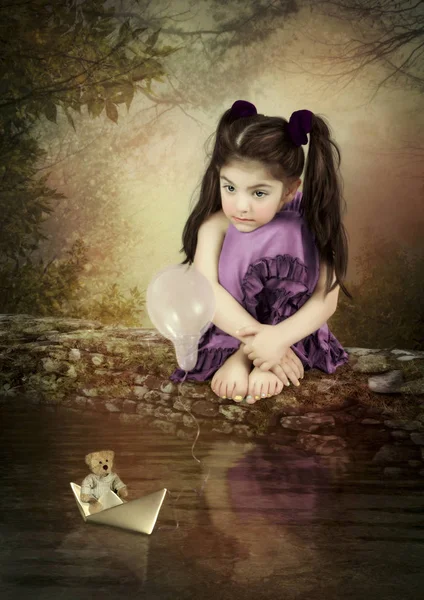 Petite fille et bateau en papier — Photo