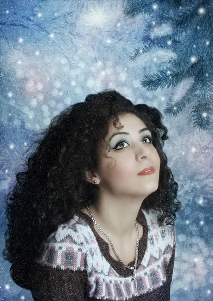 Ung Drømmende Pige Vinterskoven Nytårsaften Ser Den Faldende Sne - Stock-foto