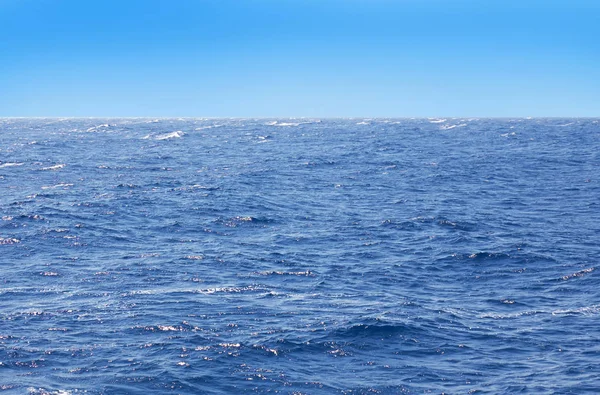 Wellige Wasseroberfläche — Stockfoto