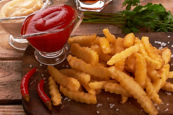 Papas fritas sobre mesa de madera —  Fotos de Stock