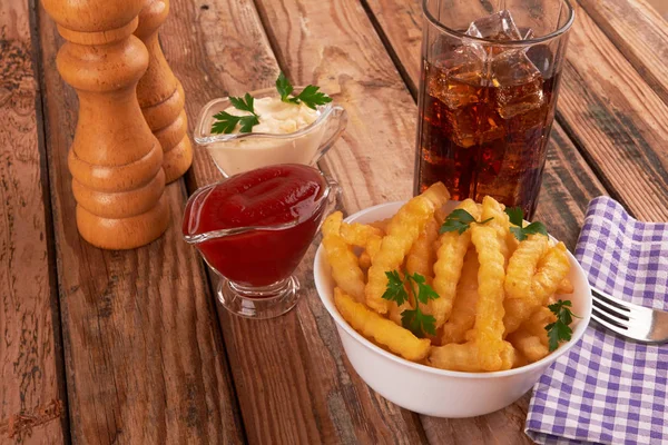 Papas fritas sobre mesa de madera —  Fotos de Stock