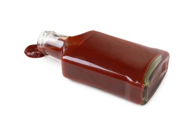 Beyaz arka planda izole domates sosu şişesi