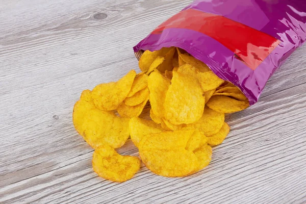 Kartoffelchips Tasche Isoliert Auf Holz Hintergrund — Stockfoto