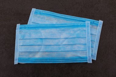 Siyah bir arka planda izole edilmiş tıbbi koruyucu giysi.