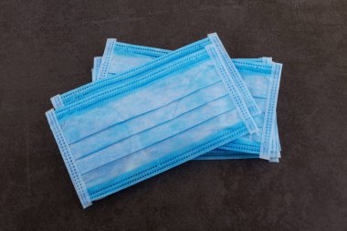 Siyah bir arka planda izole edilmiş tıbbi koruyucu giysi.