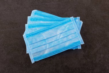 Siyah bir arka planda izole edilmiş tıbbi koruyucu giysi.