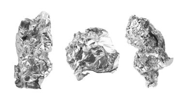 Buruşmuş yiyecek folyosu beyaz arka planda izole edilmiş.