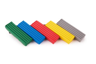 Beyaz arkaplanda çok renkli plastikler izole edilmiş.