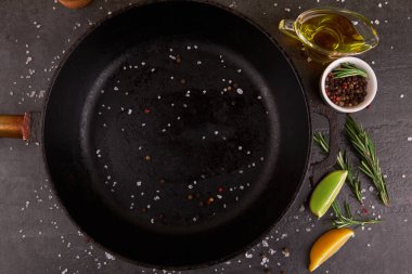 Baharatlı taş bir yüzeye boş tava