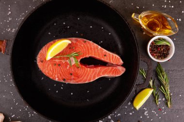 Baharatlı tavada somon bifteği