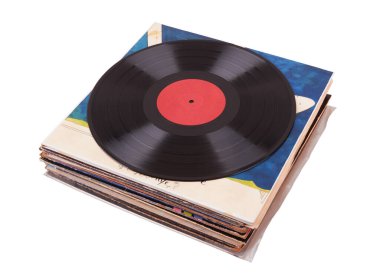 Beyaz arkaplanda izole edilmiş eski vinil plaklar yığını