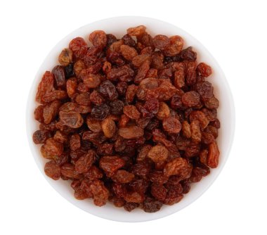 Beyaz arka planda izole edilmiş kuru üzümler.