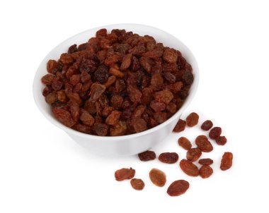 Beyaz arka planda izole edilmiş kuru üzümler.