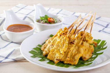 Izgara domuz fıstık sosu veya tatlı ve ekşi sos, Tayland yemekleri ile hizmet