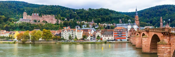 Impresionante ciudad medieval Heidelberg. vista con famoso castillo y puente, Alemania . — Foto de Stock