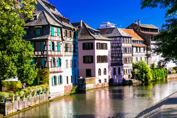 Romantiska kanalerna i Strasbourg med traditionella korsvirkeshus, Frankrike. — Stockfoto