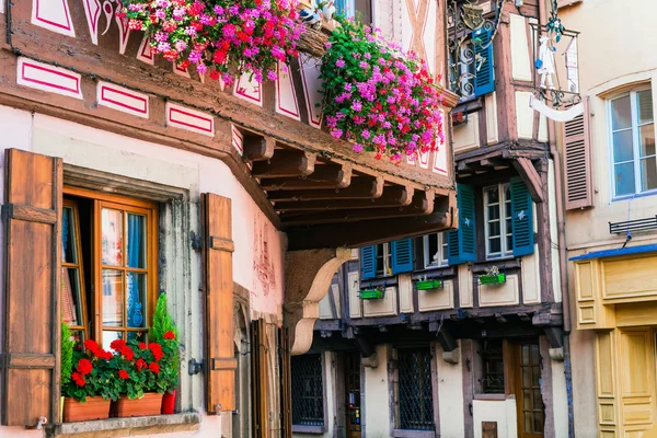 Charmiga blommig gatorna i Strasbourg gamla stadsdel. Frankrike, Alsace — Stockfoto
