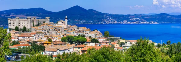 Panoramiczny widok wieś i średniowieczny zamek w Lago di Bracciano, Lacjum, Włochy. — Zdjęcie stockowe