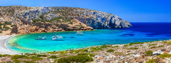 希腊-Kounoupa 在 Astypalea 岛的绿松石水晶海滩. — 图库照片