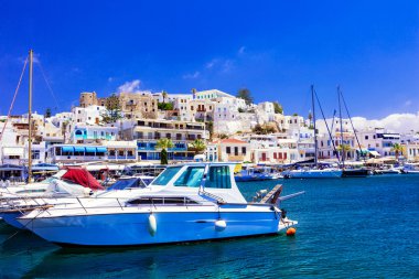 Güzel Yunan Adası - Naxos, marina ve Chora köy görünümü