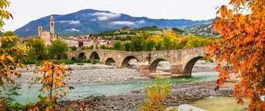 Bobbio - güzel antik kenti ile etkileyici Roma köprüsü, İtalya.