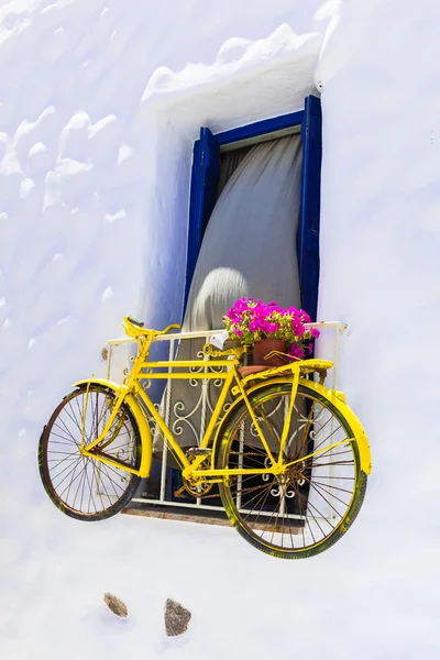 Charming street decoration with old bike in the wall, Greece — Stock fotografie