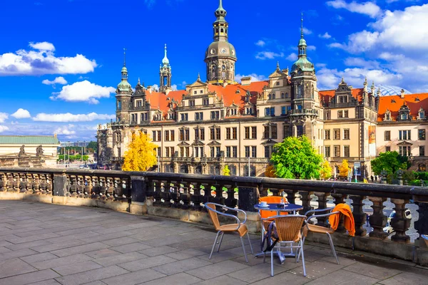 Hermoso Dresden barroco. pequeños bares en el casco antiguo. Alemania —  Fotos de Stock
