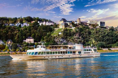 Romantik Rhein Nehri ünlü Kaleler Vadisi ile yolculuk. Almanya