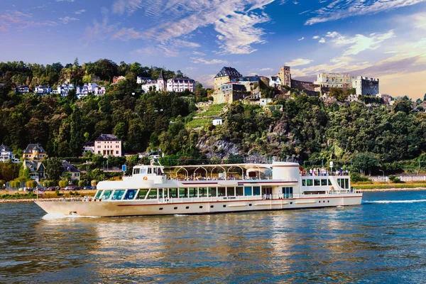 Romantiska Rhein flodkryssningar med berömda slott-dalen. Tyskland — Stockfoto