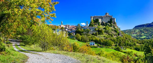 "Castello di Bardi "- красивый средневековый замок в Эмилии-Романье, Италия . — стоковое фото