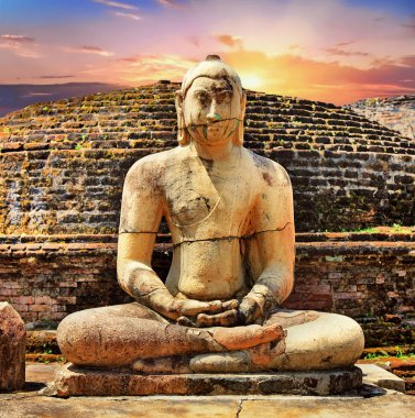 Sri lanka yerlerinden. Polonnaruwa Anciet tapınakları günbatımı üzerinde.