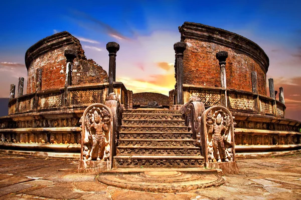 Sri lanka yerlerinden. Polonnaruwa antik tapınak günbatımı üzerinde. — Stok fotoğraf