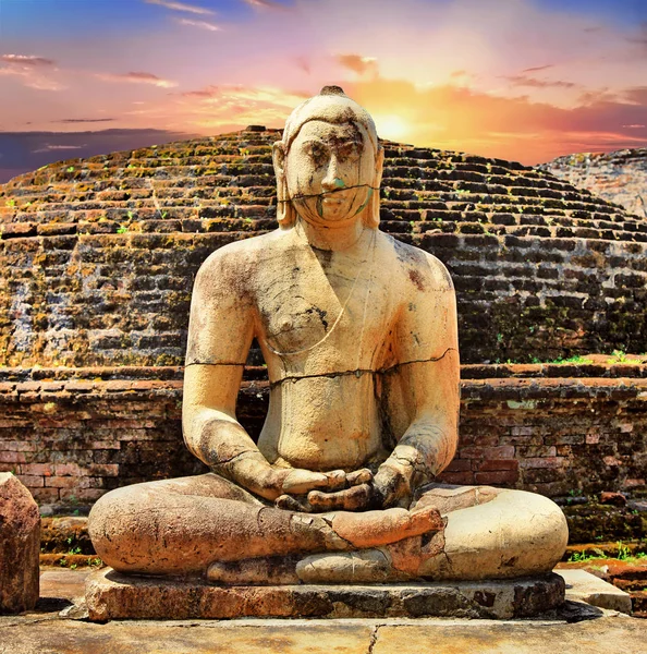 Zajímavosti ze Srí Lanky. Anciet chrámy z Polonnaruvy přes západ slunce. — Stock fotografie