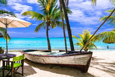 muhteşem tropik tatil. Eski bir tekne ile plaj restoran. Mauritius