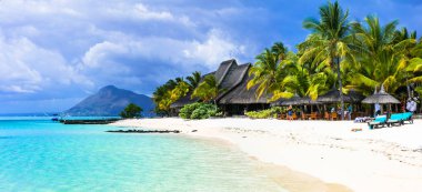 Mauritius Adası'nın muhteşem beyaz sahilleri. Tatil tropikal