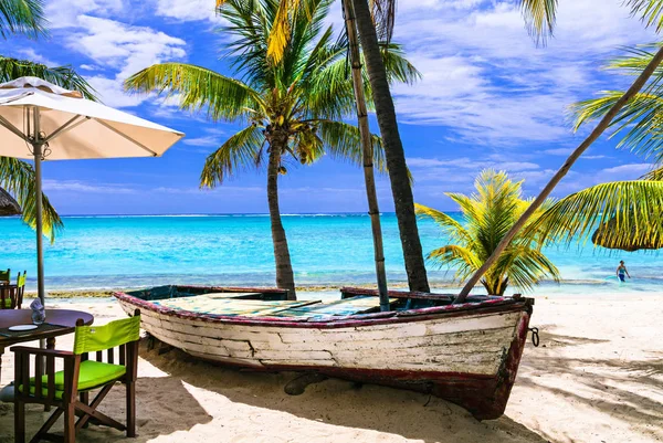 Vacanze tropicali incredibili. Ristorante sulla spiaggia con vecchia barca. Mauritius — Foto Stock