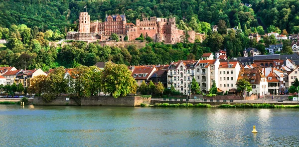 Lugares de interés de Alemania - ciudad medieval de Heidelberg, vista con castillo . —  Fotos de Stock