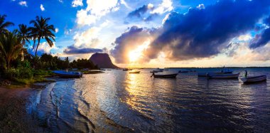 Sakin tropikal gün batımı. Mauritius Adası, Le Morne dağ manzarası.
