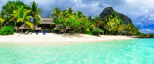 Turquoise sea and white sandy beaches of Mauritius island, Le Morne. — Stock Photo, Image