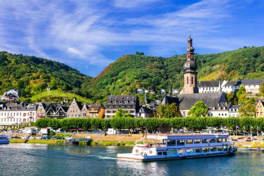Romantik Rhein Nehri yolculukları. Güzel Cochem şehir. Almanya