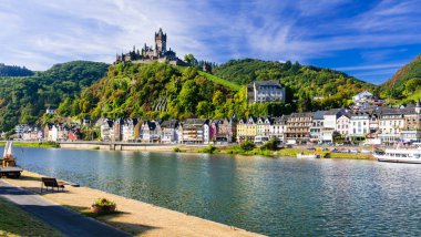 Güzel Cochem şehir-Almanya. Romantik Rhein nehir yolculukları. 