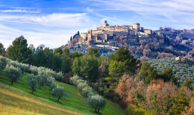Resimsel ortaçağ köyü (borgo) Gualdo Cattaneo Umbria, bu
