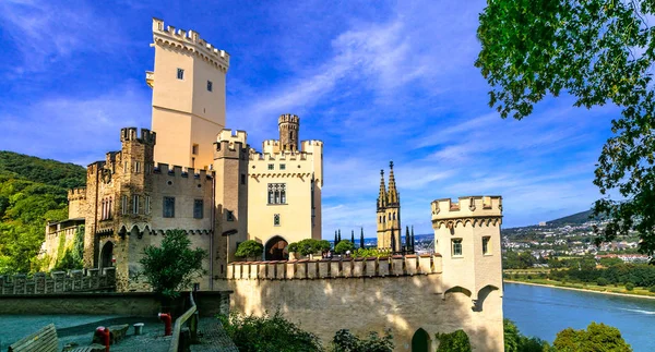 Resa den legendariska Rhine-romantiska rutten-slottet Stolzenfels. Tyskland. — Stockfoto