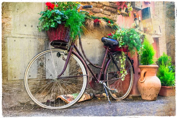 Bicicleta antigua vintage - encantadora decoración callejera.Obra de arte en estilo retro . —  Fotos de Stock