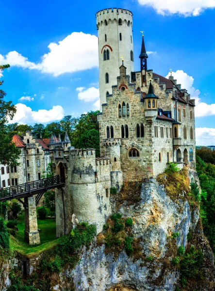 Mooie casles van Europa - indrukwekkende Lichtenstein kasteel over zonsondergang. Duitsland. — Stockfoto