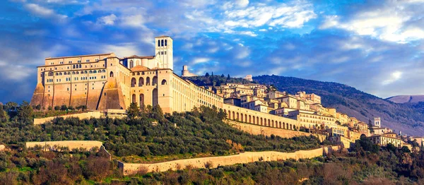 Impresionante ciudad medieval de Asís - centro religioso de Umbría. Italia —  Fotos de Stock
