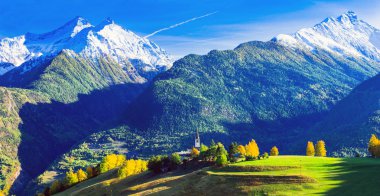 Valle d'Aosta küçük köylerde ile etkileyici İtalyan Alpleri. Kuzey İtalya.